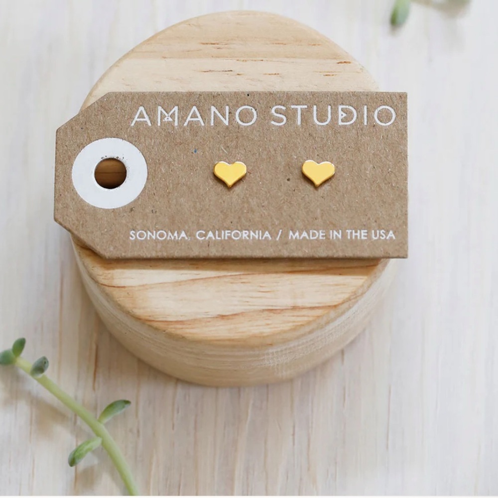 AMANO STUDIO JEWELRY
HEART STUD EARRINGS